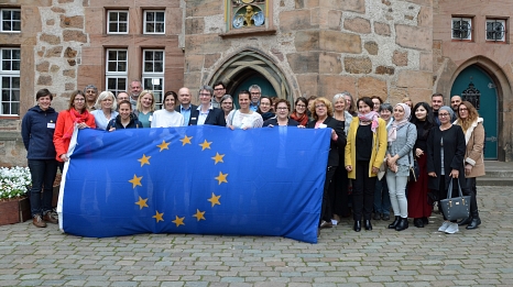 Stadträtin Kirsten Dinnebier (Mitte) und die Vertreter*innen der beteiligten Organisationen freuen sich über die erneuten Zuwendungen aus dem Europäischen Sozialfonds für die Universitätsstadt Marburg. © Thomas Steinforth, Stadt Marburg
