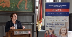 Stadträtin Kirsten Dinnebier stellte die beiden mit dem Europäischen Sozialfonds geförderten Programme JUSTiQ und BIWAQ im Rathaus vor. © Thomas Steinforth, Stadt Marburg