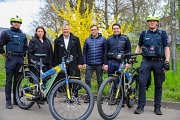 Die Fahrradstaffel der Ordnungspolizei und die zwei E-Bikes