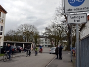 Oberbürgermeister Dr. Thomas Spies (r.) und Bürgermeister Dr. Franz Kahle (2. v. r.) begrüßten gemeinsam die ersten Bürgerinnen und Bürger auf Marburgs erster Fahrradstraße.