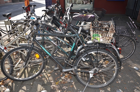 Fahrräder am Pilgrimstein müssen entfernt werden. © Milena Ceh, i.A.d. Stadt Marburg
