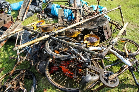 Fahrräder, Einkaufswagen und selbst eine Baustellen-Absperrung fanden die Ehrenamtlichen. © Freya Altmüller, i.A.d. Stadt Marburg