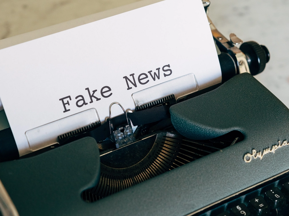 Fake News, getippt auf einer Schreibmaschine Eine Schreibmaschine, in der ein Blatt steckt, auf dem "Fake News" steht. © Markus Winkler, Unsplash