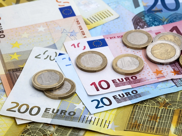 Detailaufnahme: Euro-Scheine und Euro-Münzen