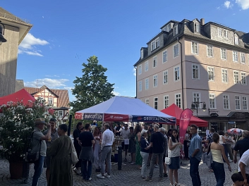 Feierabendtreff Oberstadt 2025 Gruppe von Menschen beim Feierabendtreff in der Marburger Oberstadt am Heumarkt. © Oberstadtbüro