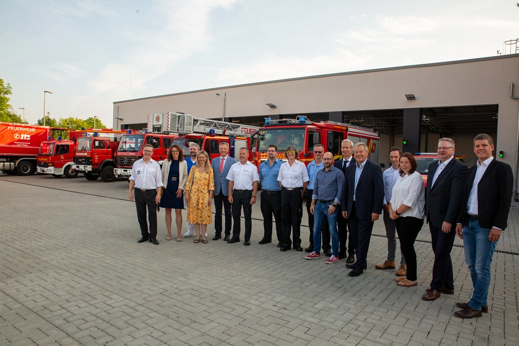 Das Bild zeigt Menschen vor Feuerwehrautos.&nbsp;&copy;&nbsp;Patricia Grähling, Stadt Marburg