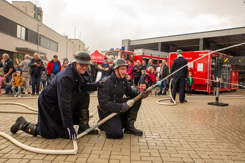 Die Feuerwehr zeigt eine Übung mit der alten Gespann-Handdruck- und Saugspritze von 1883 und den historischen Uniformen.&nbsp;&copy;&nbsp;Patricia Grähling, Stadt Marburg