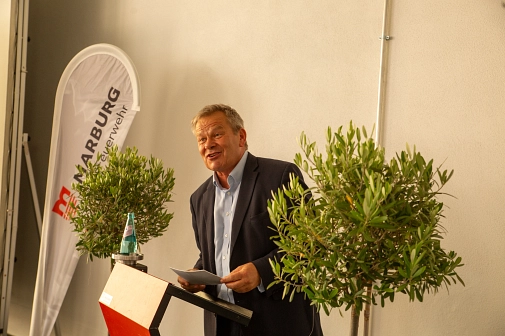 Das Bild zeigt den Oberbürgermeister an einem Rednerpult.&nbsp;&copy;&nbsp;Patricia Grähling, Stadt Marburg