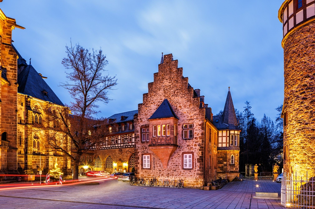 Der Firmaneiplatz an der Elisabethkirche mit Deutschem Haus und Kornspeicher am Abend.&nbsp;&copy;&nbsp;Jan Bosch, i.A.d. Stadt Marburg