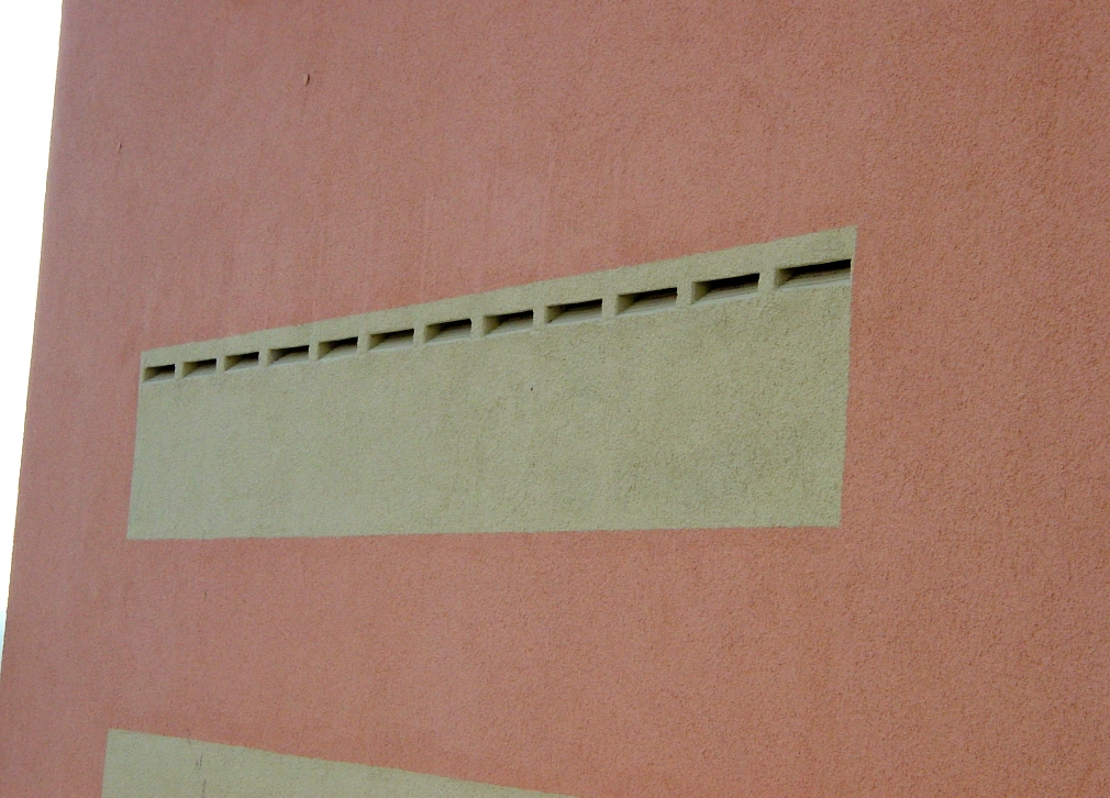 Fledermauskästen in die farbliche Fassadengestaltung integriert (Grau auf Rosé)