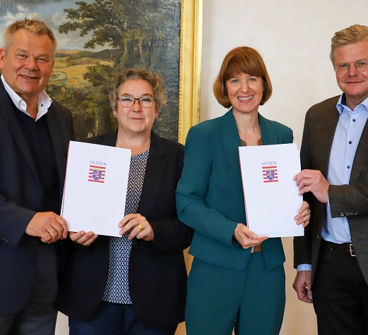 Gruppenfoto von der Übergabe der Förderbescheide