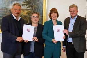 Förderbescheide für WIR-Vielfaltszentren Gruppenfoto von der Übergabe der Förderbescheide