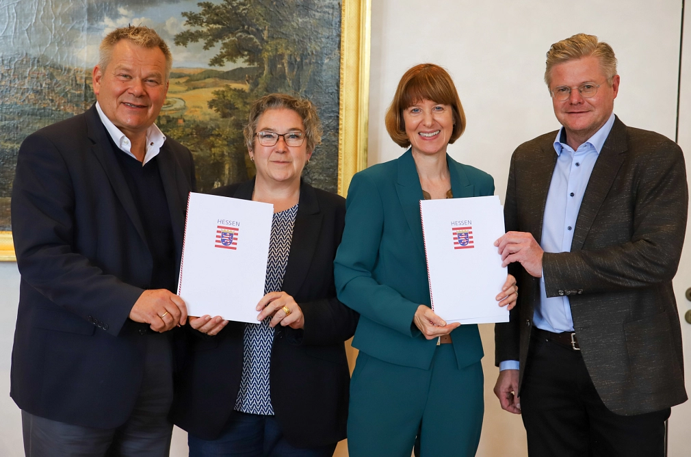 Gruppenfoto von der Übergabe der Förderbescheide