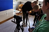 Eine Teamerin und 2 Teilnehmer stehen neben einem Stativ mit einer Kamera. © Universitätsstadt Marburg