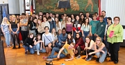 Französinnen und Franzosen lernen Deutschland näher kennen: Derzeit sind 26 Schülerinnen und Schüler aus Marburgs Partnerstadt Poitiers in der Universitätsstadt zu Gast. Stadträtin Kirsten Dinnebier hat sie im Rathaus empfangen.