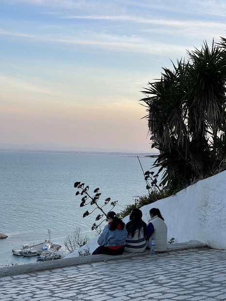 Frauen an der Küste in Sfax © Sevim Yüzgülen