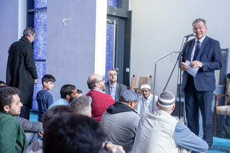 Oberbürgermeister Dr. Thomas Spies spricht auf Einaldung beim Freitagsgebet der Islamischen Gemeinde © Patricia Grähling, Stadt Marburg