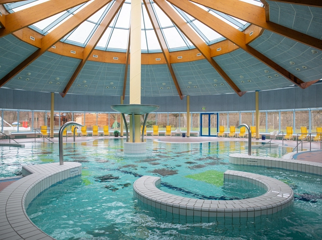 Das Freizeit- und Aktionsbecken im AquaMar befindet sich unter einer besonderen Dachkonstruktion, die den Blick auf den Himmel freigibt.