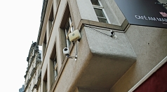 An einem Gebäude in Marburgs Oberstadt ist ein Kamerasystem angebracht, das differenzierte Mobilitätsdaten erhebt.