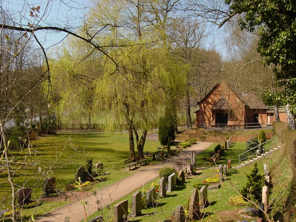 Friedhof Marbach, Zuweg Kapelle Friedhof Marbach, Zuweg Kapelle im Frühling © Universitätsstadt Marburg FD Stadtgrün Celia Meggers