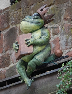Froschkönig des Grimm-Dich-Pfades an der Wasserscheide © Universitätsstadt Marburg