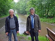 Bürgermeister Dr. Franz Kahle (r.) und Werner Plaßmann (l.) vom Fachdienst Tiefbau zeigten sich zufrieden mit der entstandenen Furkationsrinne, die auf der einen Seite Lebensraum für Fische bietet und auf der anderen Seite durch Ausweichflächen vor Hochwa