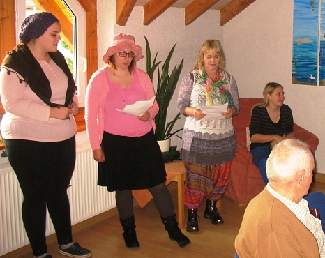 weiblicheGäste des Glaubenshof tragen ein Lied vor © Bernd Weimer
