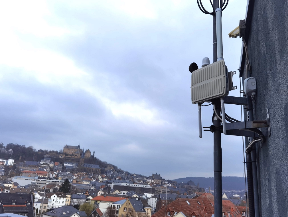 Das Foto zeigt ein Gateway, das an das TTZ angeschlossen ist. Im Hintergrund ist das Marburger Schloss zu sehen.&nbsp;&copy;&nbsp;Martin Graffenberger, Stadt Marburg
