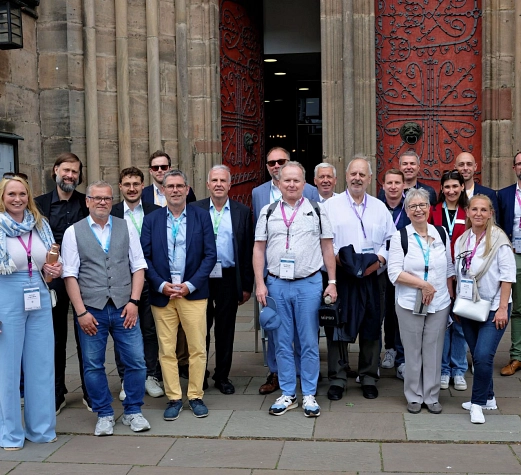 GCSP_KK 2025 In dem Bild sieht man eine Gruppe gutgelaunter Menschen, die alle in die Kamera schauen.