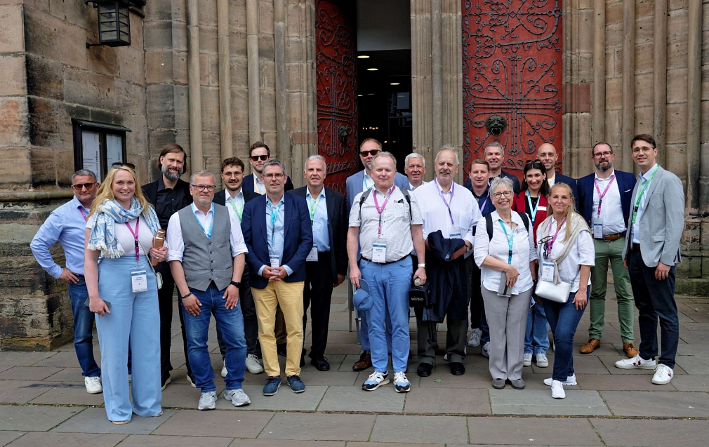 GCSP_KK 2025 In dem Bild sieht man eine Gruppe gutgelaunter Menschen, die alle in die Kamera schauen. © Georg Kronenberg