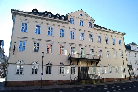 Vorderansicht der Stadtbücherei mit zahlreichen weißen Fenstern, großen Balkon und Vordereingang © Universitätsstadt Marburg
