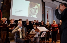 Der Chor Politöne bietet unter anderem Lieder von Gefangenen aus dem Lager Theresienstadt, jüdische Lieder und Gesänge von Überlebenden dar. © Stadt Marburg, Birgit Heimrich
