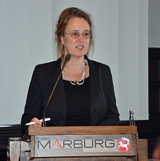 Sabine Preisler, Fachdienstleiterin der Presse- und Öffentlichkeit und des Rathaus-Verlags, eröffnete die Veranstaltung. © Stadt Marburg, Birgit Heimrich