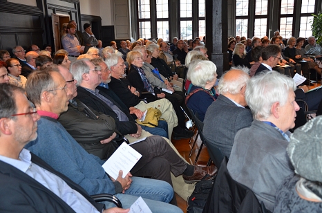 Das Publikum im vollbesetzen Historischen Rathaussaal verfolgen das gut einstündige Programm zur Vorstellung des Gedenkbands. © Stadt Marburg, Birgit Heimrich