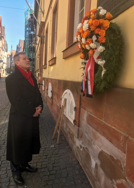 Oberbürgermeister Dr. Thomas Spies gedenkt im Stillen der Sinti, die vor 77 Jahren aus Marburg deportiert wurden. © Patricia Grähling, Stadt Marburg