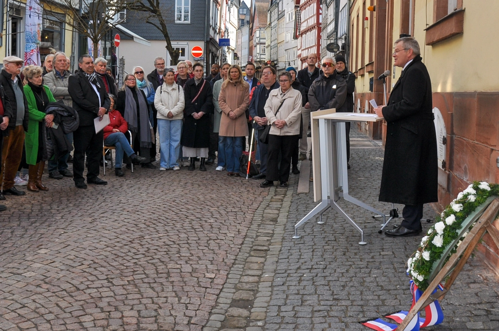 Zu sehen ist der Oberbürgermeister der eine Rede hält. Um ihn herum ist eine Menschenmenge zu sehen.