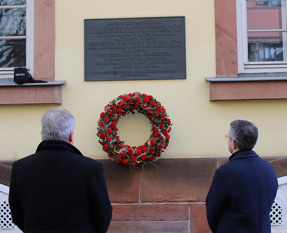 Herr Spiez mit dem stellvertretenden Stadtverordnetenvorsteher legen den Kranz an der Gedenktafel am ehemaligen Landratsamt nieder&nbsp;&copy;&nbsp;Stefanie Ingwersen, Stadt Marburg