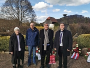 Auf dem Foto sind Stadtrat Henning Köster sowie Bettina Heiland und Michael Heiny von der Marburger Geschichtswerkstatt sowie Ruhlas Bürgermeister Dr. Gerald Slotosch zu sehen.