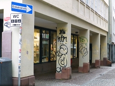 Als ob nichts gewesen wäre: der Vorher-Nachher-Vergleich einer Fassade in der Barfüßerstraße. © Sonja Stender, Dienstleistungsbetrieb der Stadt Marburg