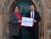 Die Universitätsstadt Marburg wird zur „Gesunden Stadt.“ Oberbürgermeister Dr. Thomas Spies und seine Persönliche Referentin Elke Siebler präsentierten das neue Logo.