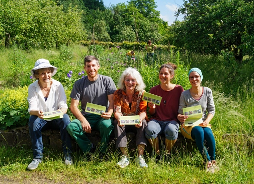 Das Team der GartenWerkStadt sitzt im Gesundheitsgarten.&nbsp;&copy;&nbsp;Rahel Häcker, Stadt Marburg