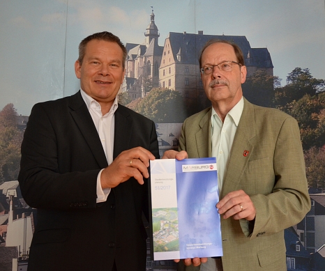 Wirtschaftlich erfolgreich bleiben: Oberbürgermeister Dr. Thomas Spies (l.) und Stadtentwicklungsreferent Wolfgang Liprecht haben gemeinsam das neue Gewerbeentwicklungskonzept für Marburg vorgestellt. © Stadt Marburg, Philipp Höhn