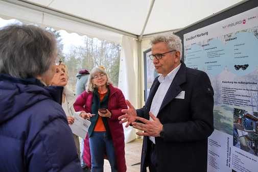 GeWoBau-Geschäftsführer Jürgen Rausch erklärt den Besucher*innen, wie das VinziDorf ausgestaltet werden könnte&nbsp;&copy;&nbsp;Patricia Grähling, Stadt Marburg