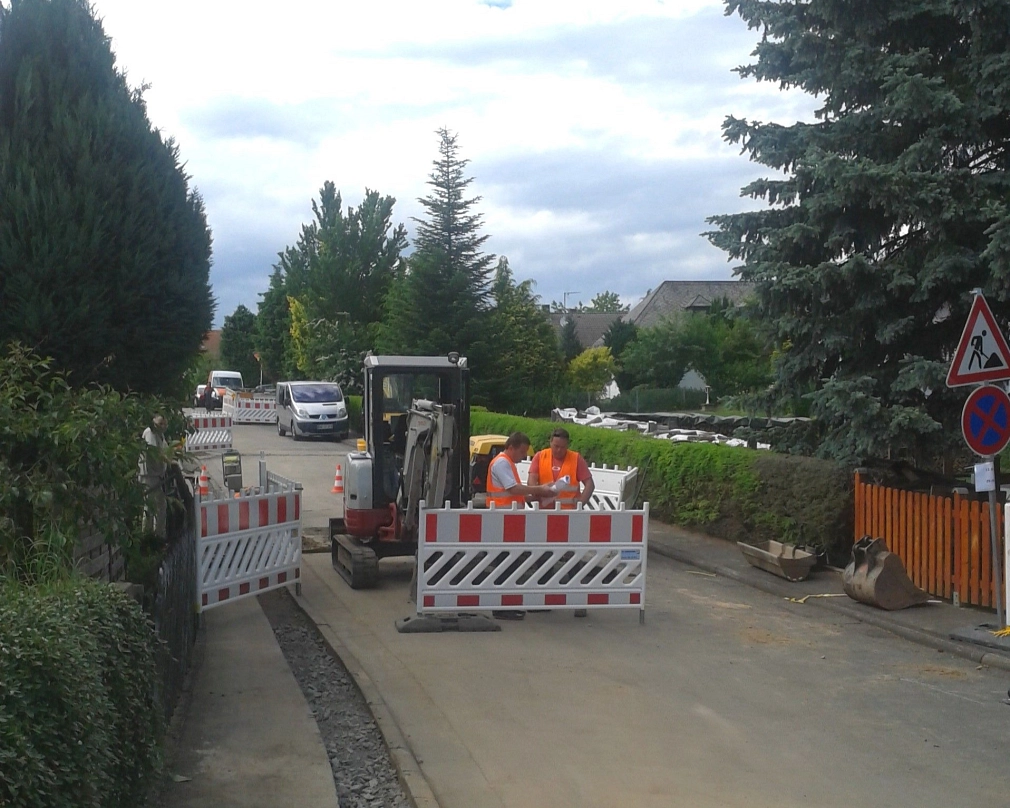 Zwei Bauarbeiter stehen auf einer Straße an einer Baustelle.&nbsp;&copy;&nbsp;Stadtwerke Marburg