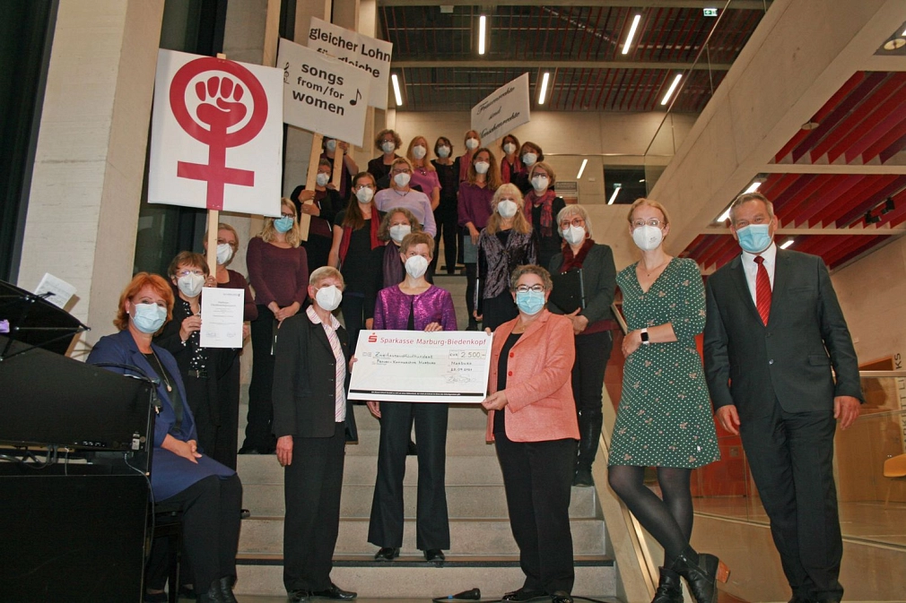 Oberbürgermeister Dr. Thomas Spies (von rechts) übergab gemeinsam mit Stadtverordnetenvorsteherin Dr. Elke Neuwohner, Stadträtin Kirsten Dinnebier, Dr. Christine Amend-Wegmann (von links), Leiterin des Gleichberechtigungsreferats, und Stadträtin Anne Oppe