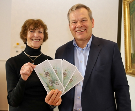 Oberbürgermeister Dr. Thomas Spies (r.) und Burgi Scheiblechner stellen die neue Glückwunschkarte vor, die die Stadt Marburg 2020 zu offiziellen Anlässen versenden wird. © Patricia Grähling, Stadt Marburg