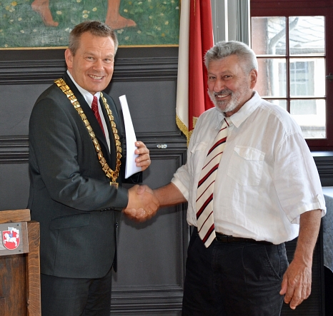 Oberbürgermeister Dr. Thomas Spies (l.) gratulierte Wolfang Ochs (r.) zur Goldenen Ehrennadel der Universitätsstadt Marburg. © Stadt Marburg, Philipp Höhn