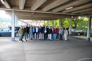 goMR Eine Personengruppe steht auf einem Parkdeck. Im Hintergrund sind Autos zu sehen.