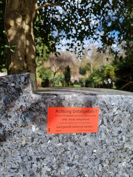 Grabstein-Kontrolle Aufkleber Grabstein wackelt © Universitätsstadt Marburg