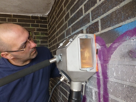 Patrick Klein reinigt Mauern und Wände öffentlicher Liegenschaften mit neuer, moderner Technik. So sollen illegale Graffiti und inhaltsleere Farbschmierereien aus dem Stadtbild verschwinden. © Sonja Stender, DBM
